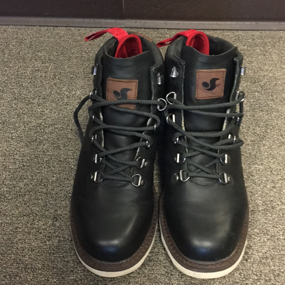 DVS mens Yodeler black boot size 9.5